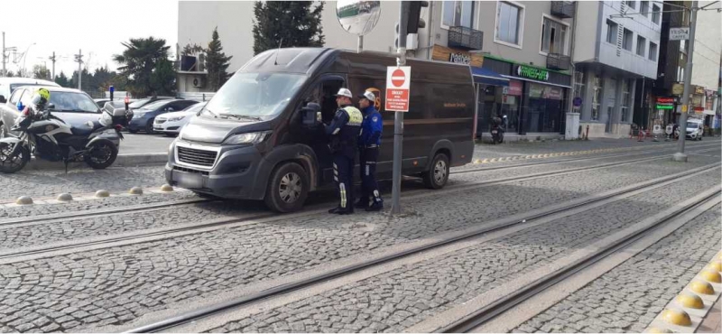 Tramvay yoluna park eden araçlara sıkı denetim