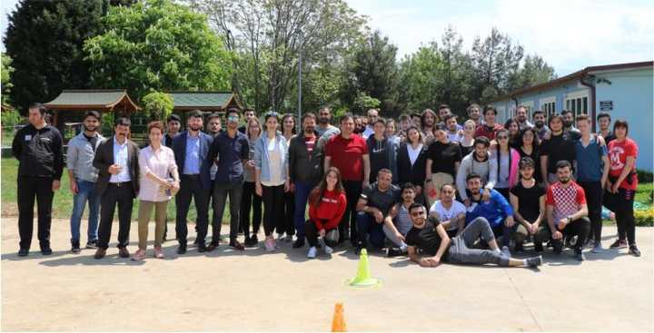 Üniversiteli abi ve ablalarıyla  spor yapıp stres attılar