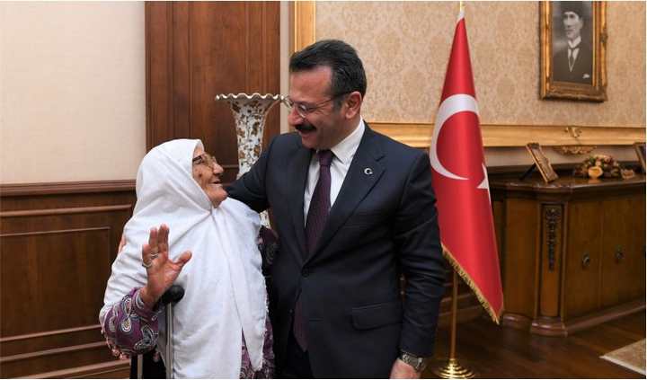 Vali Aksoy'dan Yaşlılara Saygı Haftası Mesajı