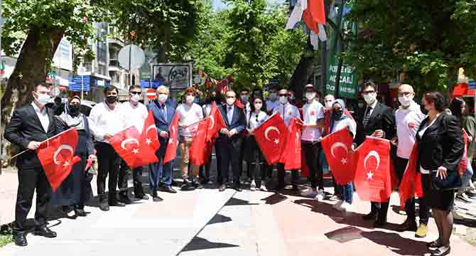 Vali Yavuz: “Bayrak Şuurunu Dimdik Ayakta Tutmalıyız”