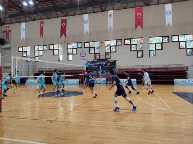 Voleybolcular set vermeden kazandı