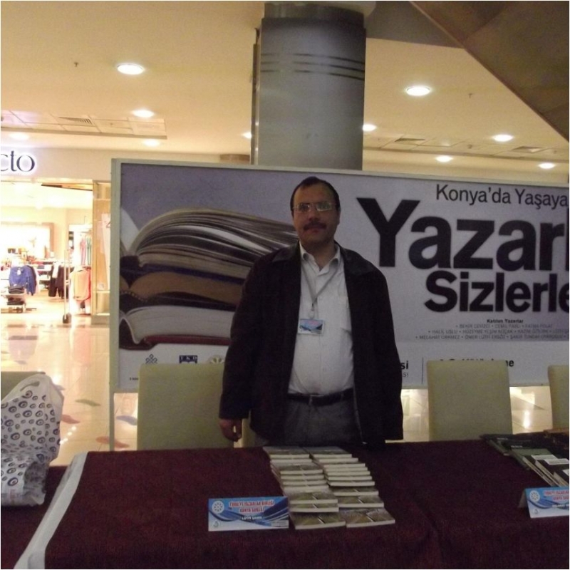 YAPAY ZEKAYA TASARLATTIĞI FOTOĞRAFLARI OKULUNDA SERGİLEYECEK
