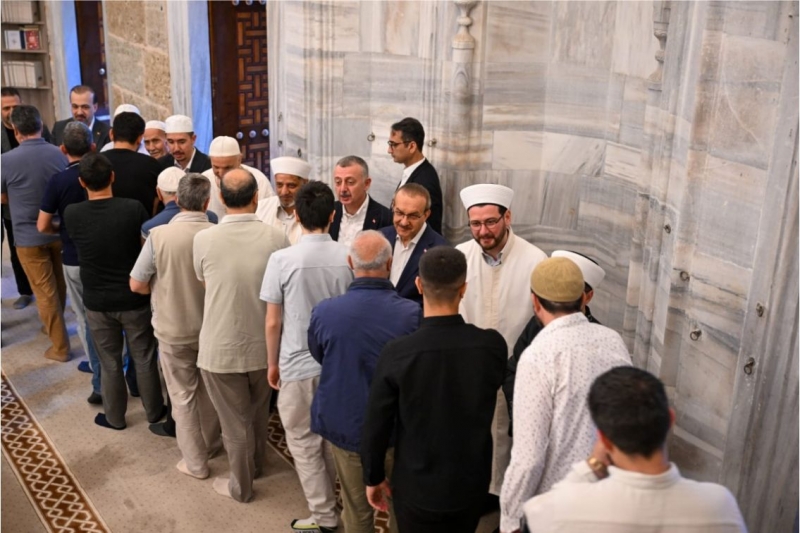 Yavuz, Bayram Namazı Sonrası Vatandaşlarla Bayramlaştı