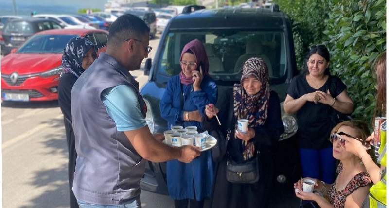YKS heyecanına çay ve su ikramı