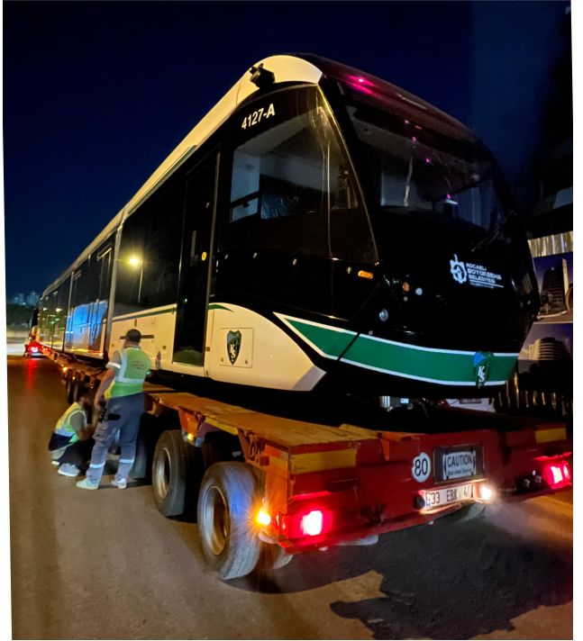 9. tramvay raylarına indi, son araç yolda