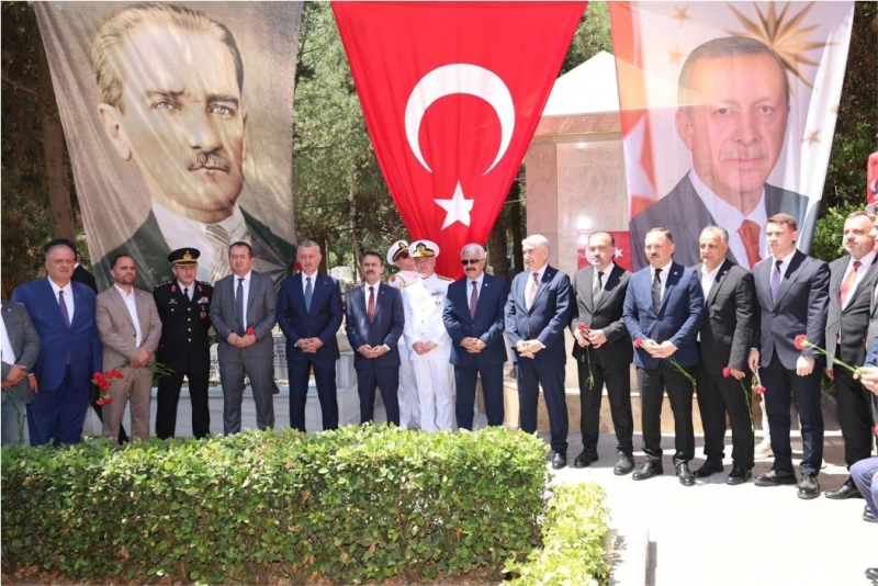 Aktaş ve Büyükakın, dua okudu, karanfil bıraktı
