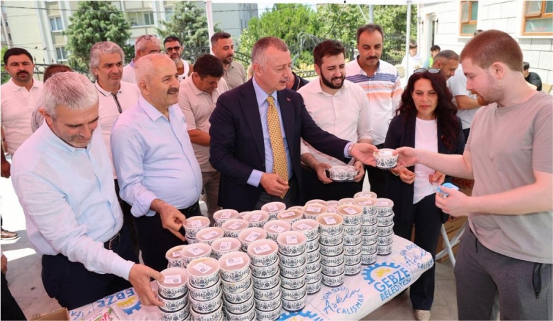 Cuma Namazı Sonrası Vatandaşa Aşure Dağıttılar.