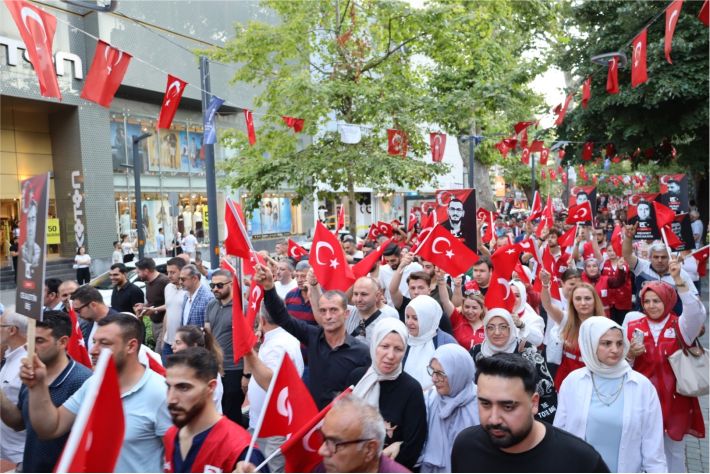 Binlerce bayrak üzerinde;  Her yer Ay-Yıldız