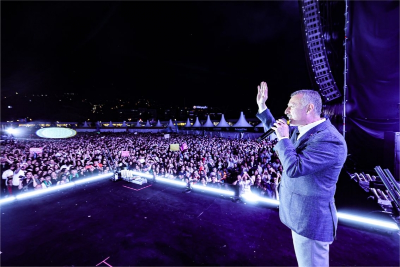 gençlere övgüyle söz etti:“Harikasınız!”