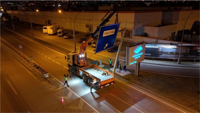 L tipi levhalar, trafik ışıklarını rahatlatıyor