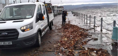 100 kamyon atık toplandı