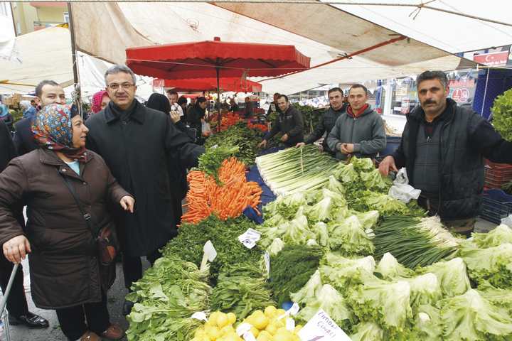 KÖŞKER PAZAR YOLUNU TUTTU