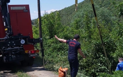 25 metrelik çukura düşen inek kurtarıldı