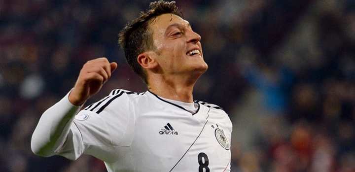 Mesut Özil formayı Platini'ye vermiş