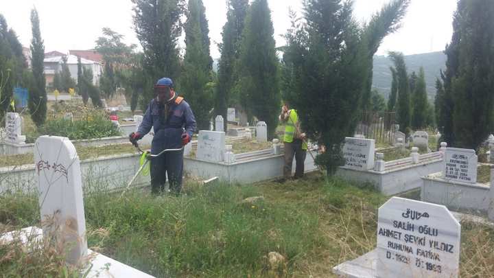 DİLOVASINDA MEZARLIKLAR BAKIMDA