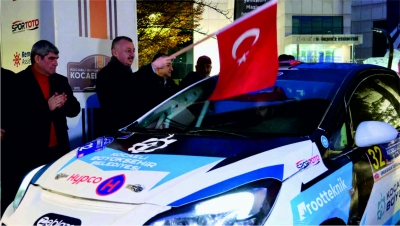 40. Kocaeli Rallisinin startını Başkan Büyükakın verdi