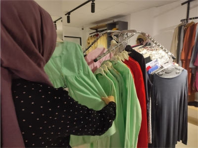 500 aile sevince mağazasından giyindi