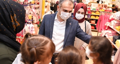 500 yetim ve öksüz çocuğu giydirdi