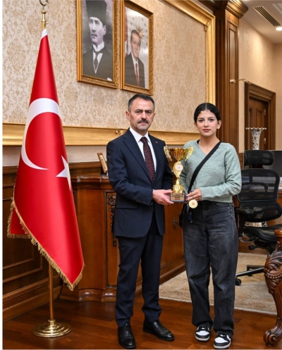 6. Uluslararası Ali Hüryılmaz Kriteryum Yarışı Genç Kadın Birincisi Rüya Satık, Vali İlhami Aktaş'ı Ziyaret Etti