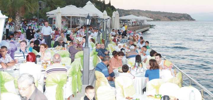 Gebze ailesi birlikte iftar yaptı
