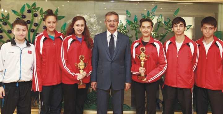 Kupalarını Köşker’e getirdi