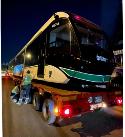 9. tramvay raylarına indi, son araç yolda