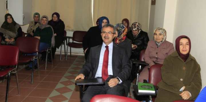 Kursiyerlerle birlikte dinledi