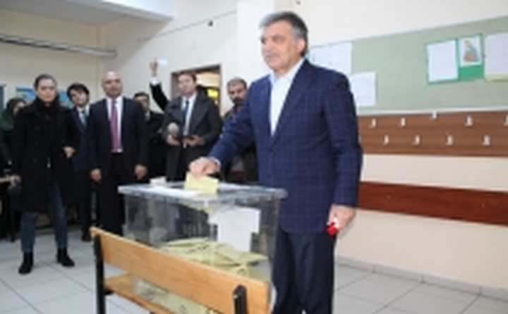 Abdullah Gül AK Parti'yi İşaret Etti