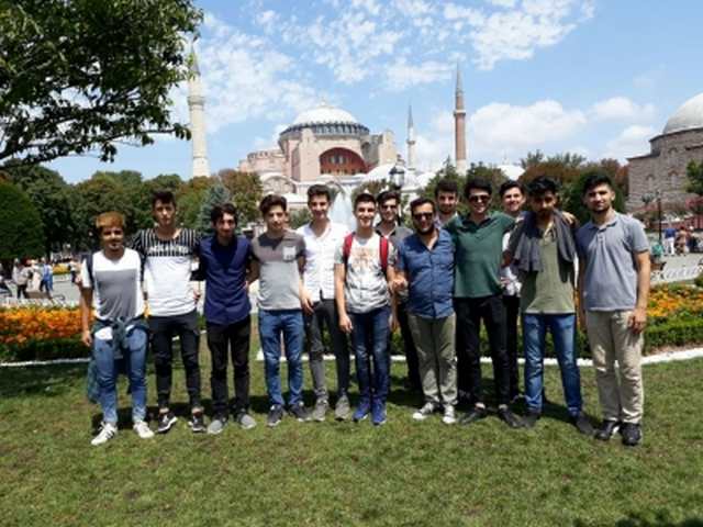 Akademi Lise öğrencilerinden İstanbul çıkartması