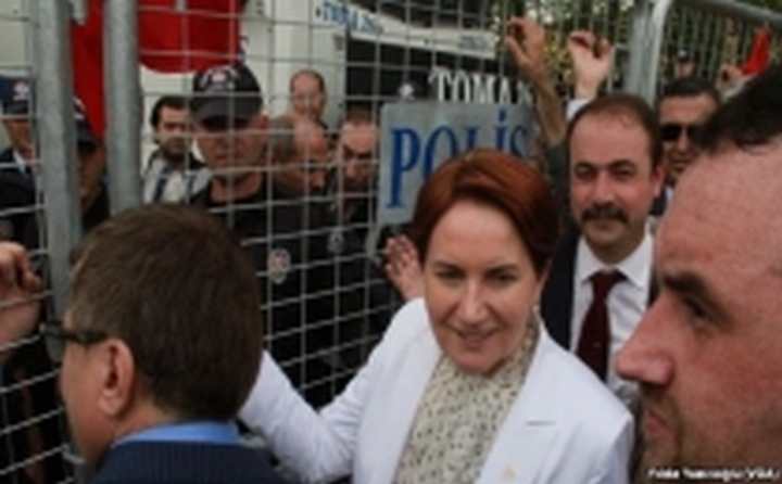 AKŞENER KOCASINI ÇOCUK GİBİ FIRÇALADI