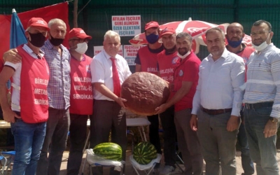 ARAS EMEKÇİLERE EKMEK GÖTÜRDÜ
