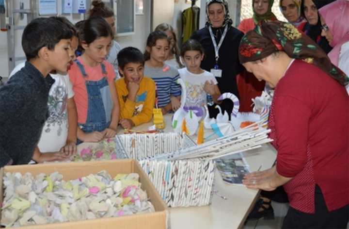 Atık kâğıttan ambalaj yapımını öğrendiler