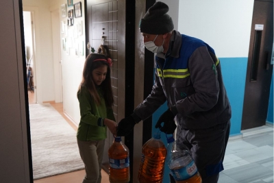 atık yağları topladı ekiplere teslim etti