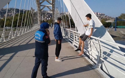 Ayağı yaralanan genci Zabıta hastaneye yetiştirdi