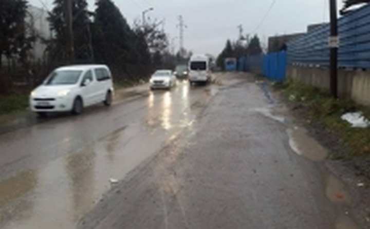 Balçık yolu perişan!