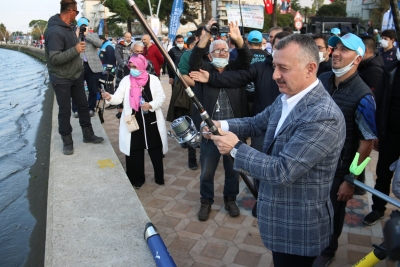 Balık Yakalama Yarışması’nda ilk oltayı Başkan Büyükakın attı