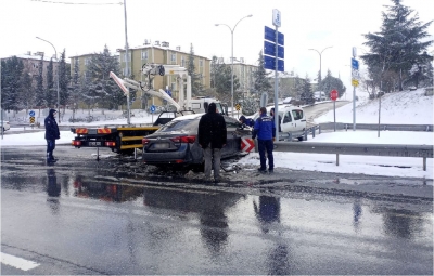 Bariyerlere çarpan anne!