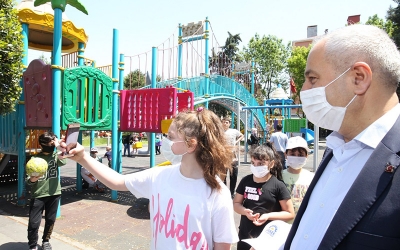 Başkan Amcalarından; Parklara Koşan Çocuklara Sürpriz