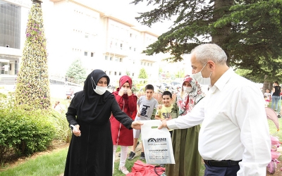 Başkan Amcalarından Çocuklara Armağanlar