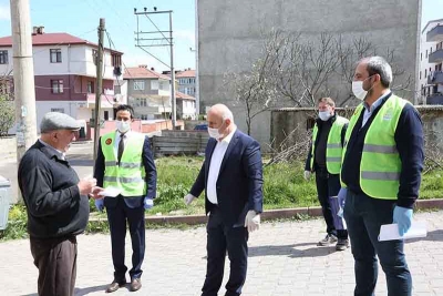 Başkan Bıyık, kapı kapı gezerek ücretsiz maske dağıttı