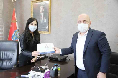 Başkan Bıyık, polislere ve muhtarlara maske dağıttı