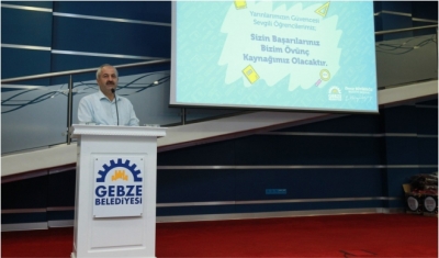 Başkan Büyükgöz’den  çocuklara okul hediyesi