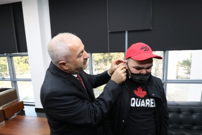  Başkan Büyükgöz’den  Genç Tugay’a Anlamlı Hediye