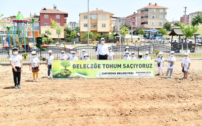 Başkan Çiftçi, çocuklarla fidan dikti, tohum ekti
