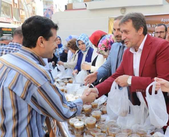 Başkan Demirci, Vatandaşlara Aşure İkram Etti