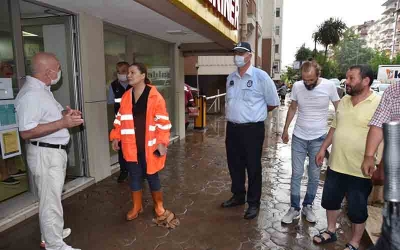 Başkan Hürriyet sağanakla birlikte, vatandaşın yanına koştu