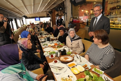 Başkan Köşker Annelerle Bir Araya Geldi