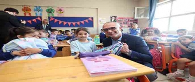Başkan Ömeroğlu’ndan 1. Sınıf Öğrencilerine Çanta ve Kırtasiye Desteği