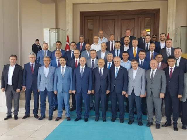 BAŞKAN ÜZÜLMEZ, BAŞBAKAN YARDIMCISI IŞIK’I TEBRİK ETTİ