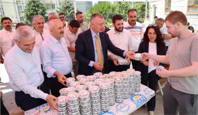 Başkanlar Cuma Namazı Sonrası Vatandaşa Aşure Dağıttı